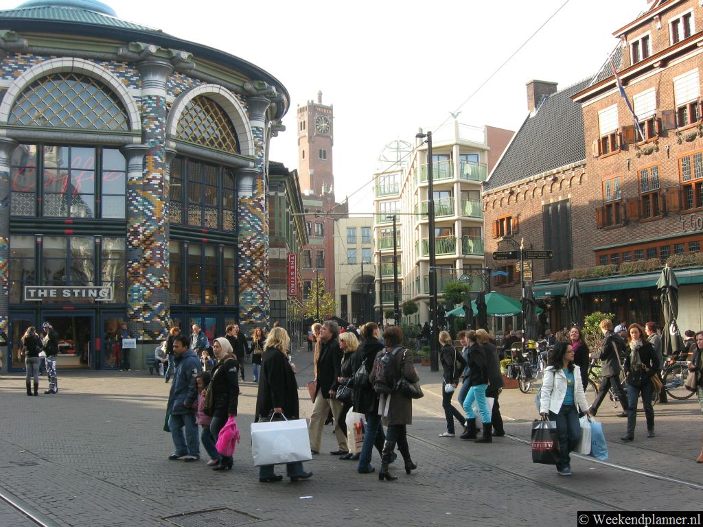 De Snoeptrommel, het gebouw links, staat op de Dagelijkse Groenmarkt. Achter de Snoeptrommel is een winkelcentrum.   Een weekend in Den Haag.